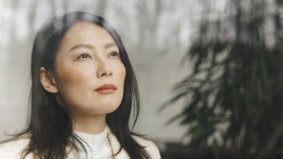 Kvinde_bag_glas_article-card_576x324