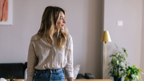 Kvinde_hjemme_kigger_ud_article-card_576x324