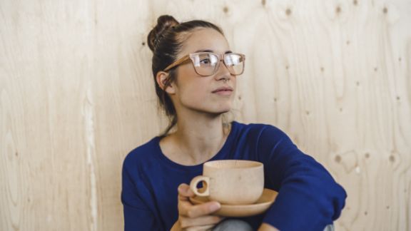 Kvinde_med_kaffekop_bl_sweater_article-card_576x324