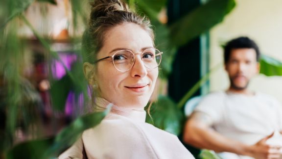 Kvinde_smiler_over_skulderen_1_article-card_576x324