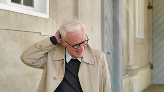 ldre_mand_hnd_p_hovedet_article-card_576x324