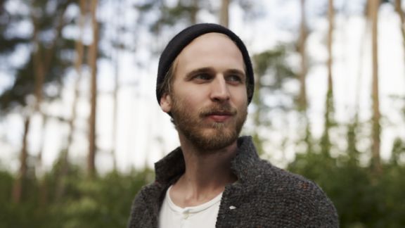 Mand_med_hue_udenfor_2_article-card_576x324