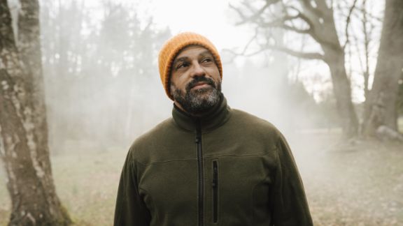 Mand_med_hue_udenfor_3_article-card_576x324