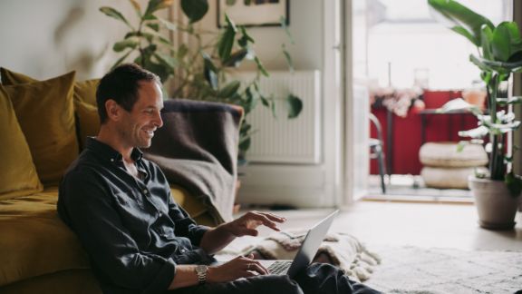 Mand_sidder_p_gulv_stue_article-card_576x324