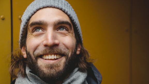 Mand_smiler_ser_op_article-card_576x324