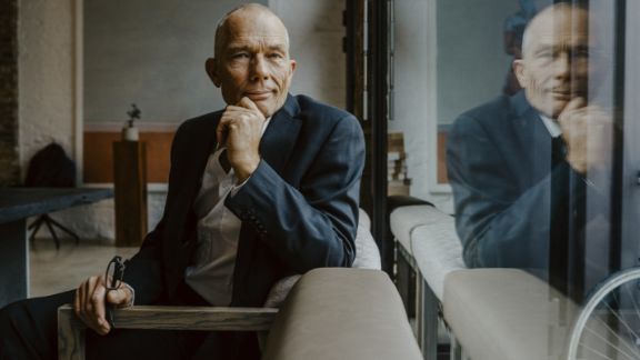 Mand_spejles_i_vindue_article-card_576x324