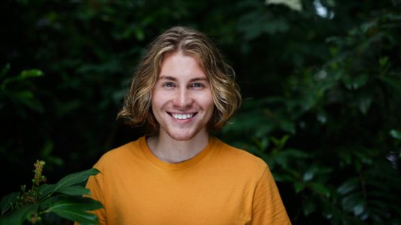 Ung_mand_smiler_article-card_576x324