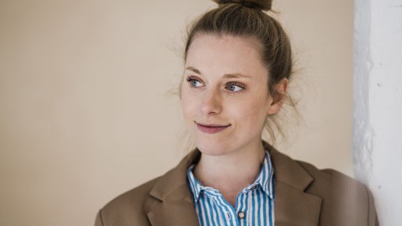 Kvinde_beige_baggrund_feature_576x324