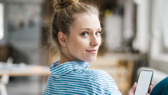 Kvinde_smiler_over_skulderen_text-image-50_50_576x324