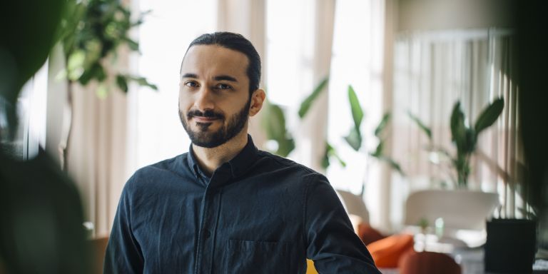 Mand_smiler_kontor_content-header_768x384