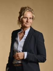 Lene_juul_staaende_person-card_174x232_moerk