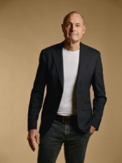 Michael_uhrenholt_staaende_person-card_174x232_moerk