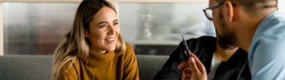 Kvinde_snakker_med_mandling_kollega_expand-box_576x162