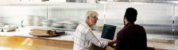 To personer snakker på restaurant uden for åbningstid