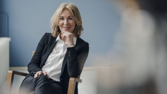 Aeldre_dame_smiler_siddende_article-card_576x324