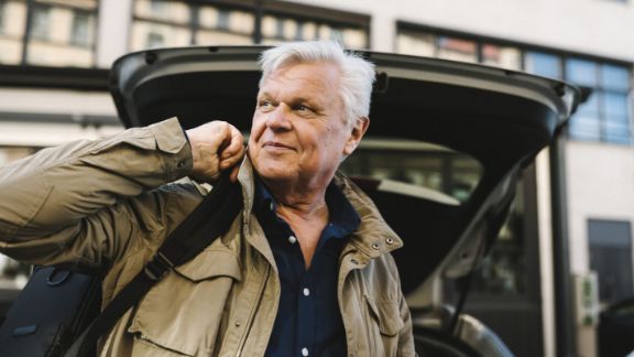 Aeldre_mand_bag_bil_siddende_article-card_576x324