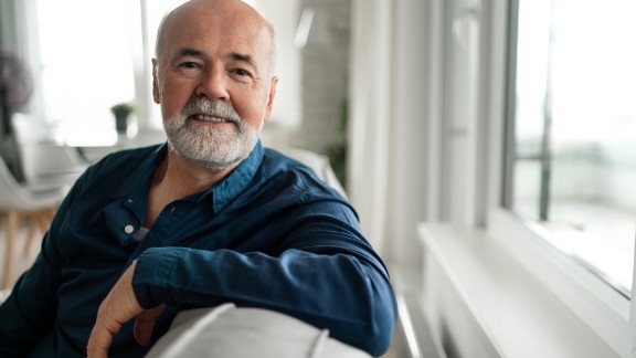 Mand slapper af i sofa 