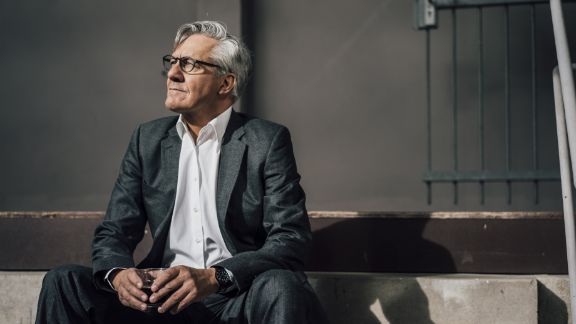 Aeldre_mand_spejder_opad-card_576x324