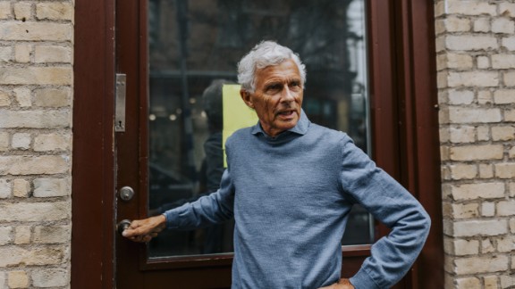 Mand står foran en opgang