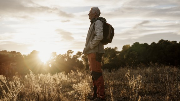 Mand på en mark med solopgang