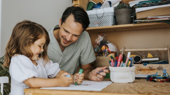 Far og datter tegner med tuscher