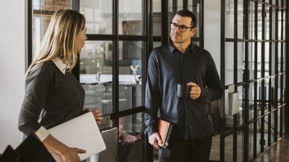 Kolleger_snakker_paa_gang_article-card_576x324