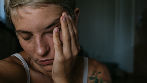 Kvinde_haand_for_ansigt_article-card_576x324