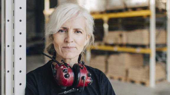 Kvinde med høreværn på varelager