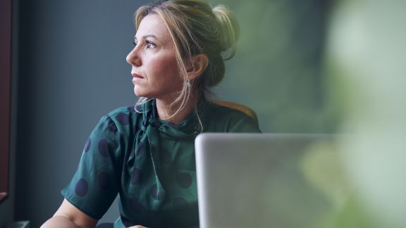 Kvinde_kigger_vk_article-card_576x324