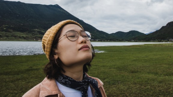 Kvinde nyder naturen ved sø