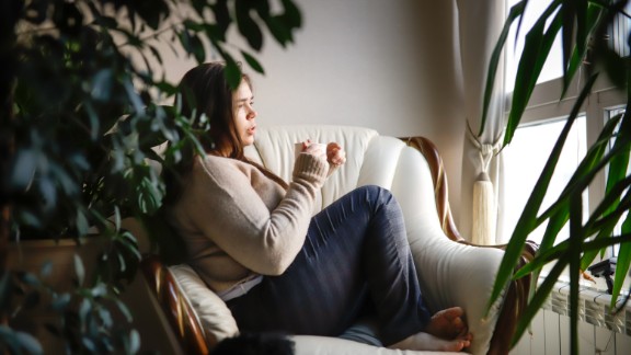En kvinde sidder i en sofa