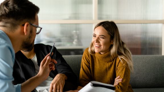 Kvinde_snakker_med_mandling_kollega_article-card_576x324