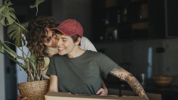 Et par kvindelige kærester krammer hinanden