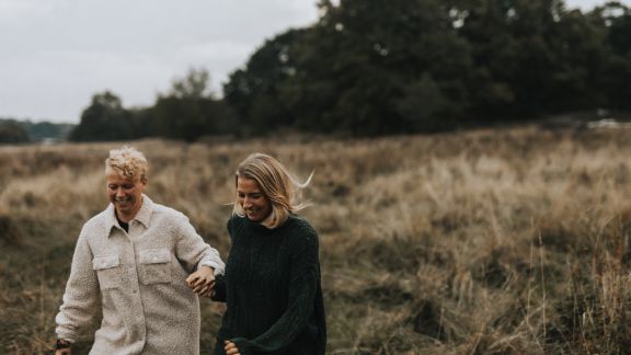 Kvinder_holder_i_hnd_article-card_576x324