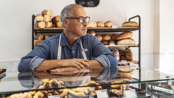 Mand på arbejde i bageri