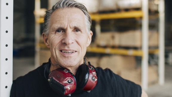 Mand med høreværn på varelager