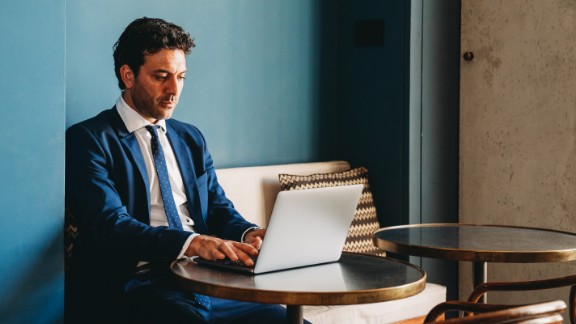 Mand i jakkesæt arbejder på computer 