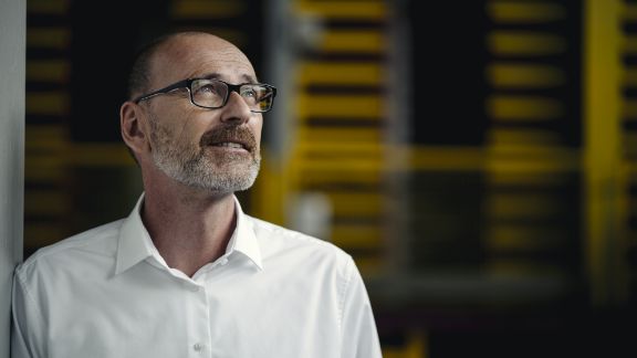 Mand_kigger_op_article-card_576x324