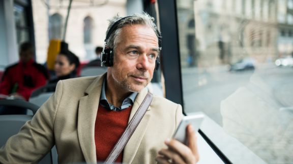 Mand_kigger_ud_i_bus_article-card_576x324