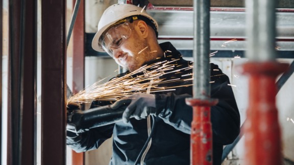 Mand svejser på fabrik 