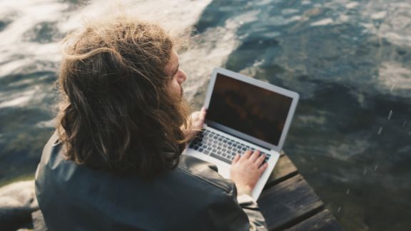Mand_med_computer_havet_article-card_576x324