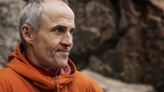 Mand med orange jakke kigger til siden