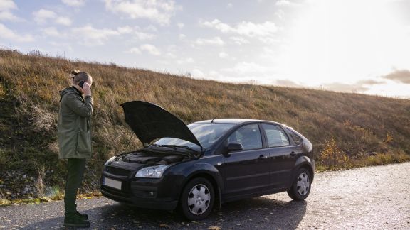 Mand_ringer_ved_bil_article-card_576x324