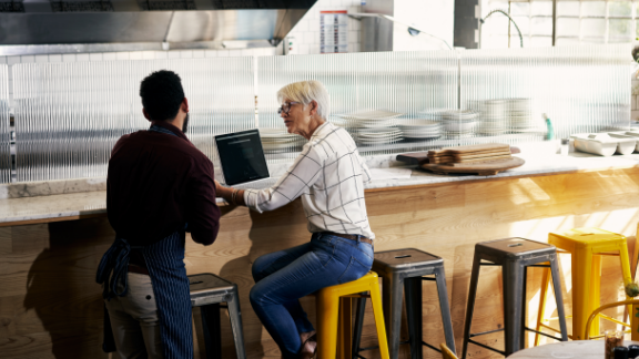 To personer snakker på restaurant uden for åbningstid