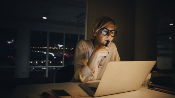 Kvinde_med_computer_aften_feature_576x324