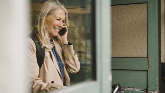 Kvinde_taler_telefon_p_vej_ud_heroheader_576x324