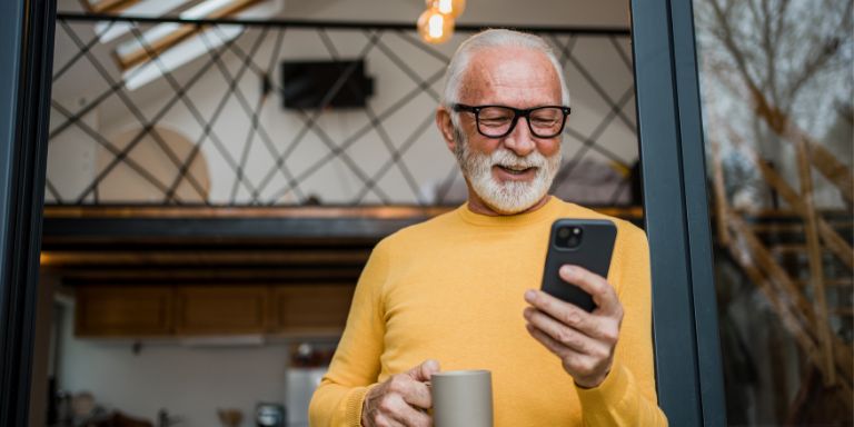 Aeldre_mand_mobil_og_kaffekop_content-header_768x384