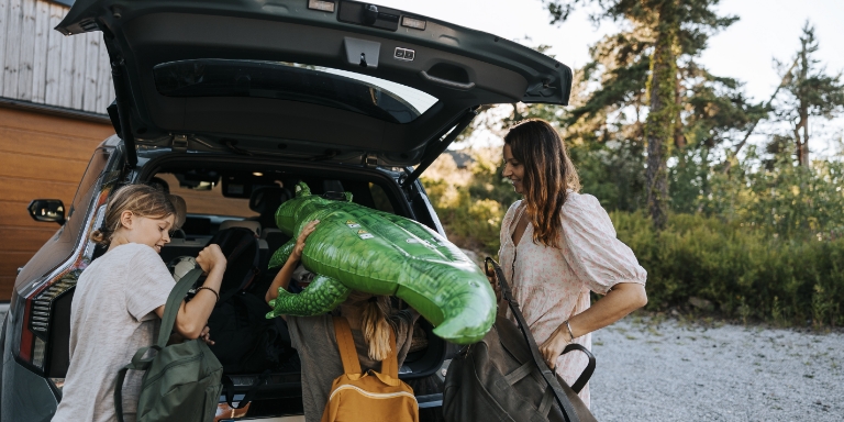 Familie pakker bil