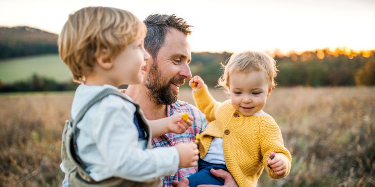 Far_med_to_boern_content-header_768x384