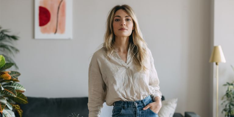 Kvinde_foran_skrivebord_content-header_768x384